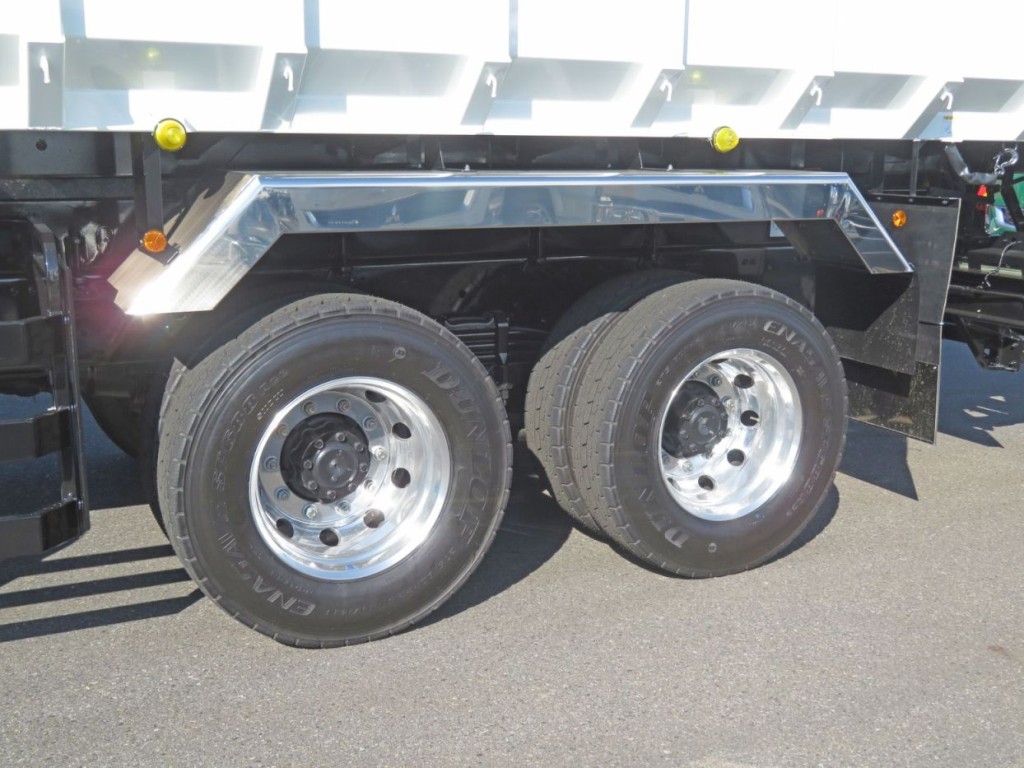 アルミホイールです。(リアフェンダーはステンレス製です)|三菱 スーパーグレート 2PG-FV80VZの写真17