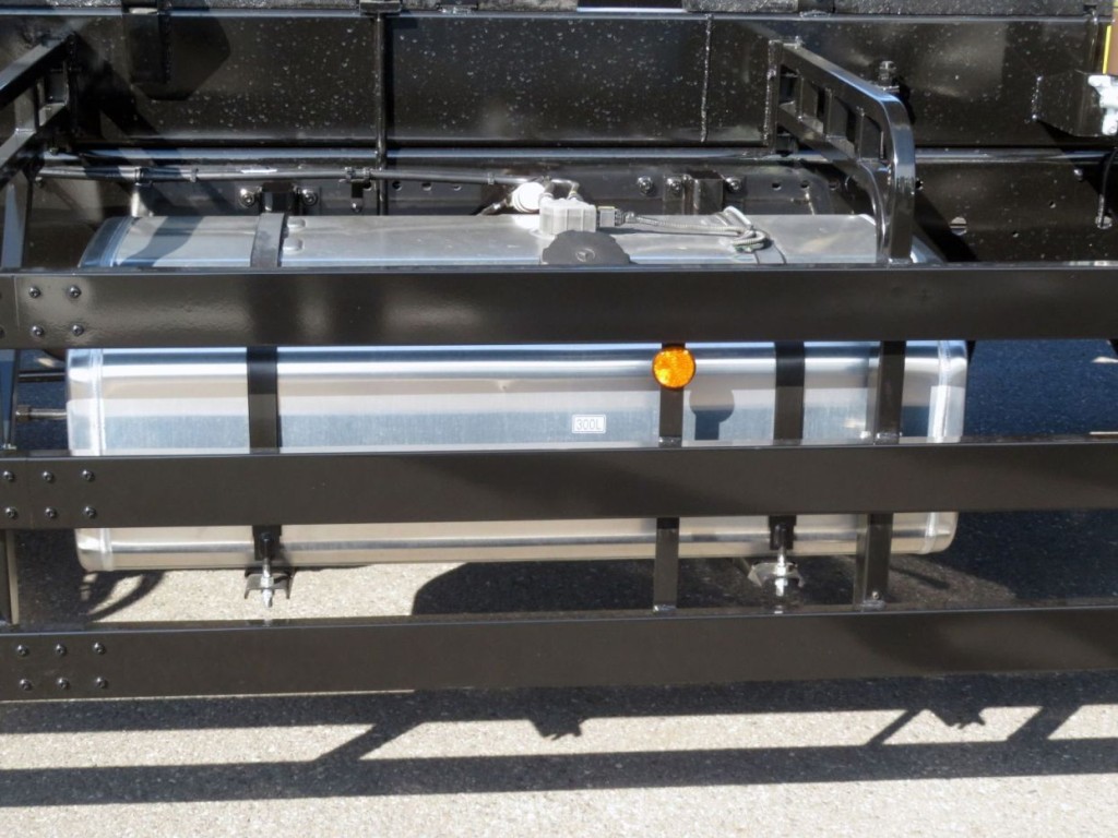 燃料タンクは300Lです。(アルミ製です)|三菱 スーパーグレート 2PG-FV80VZの写真22