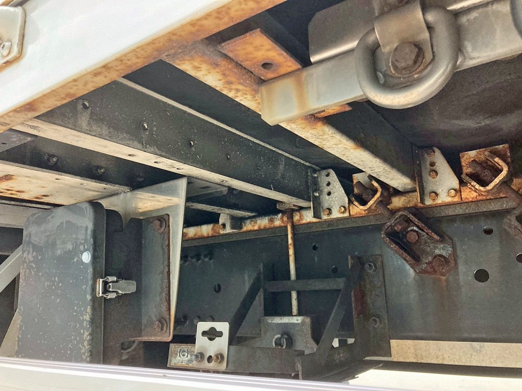 シャーシとネタの状態です。(縦ネタは鉄製・横ネタは鉄とアルミを使用しています)|UDトラックス クオン 2PG-CG5CAの写真6