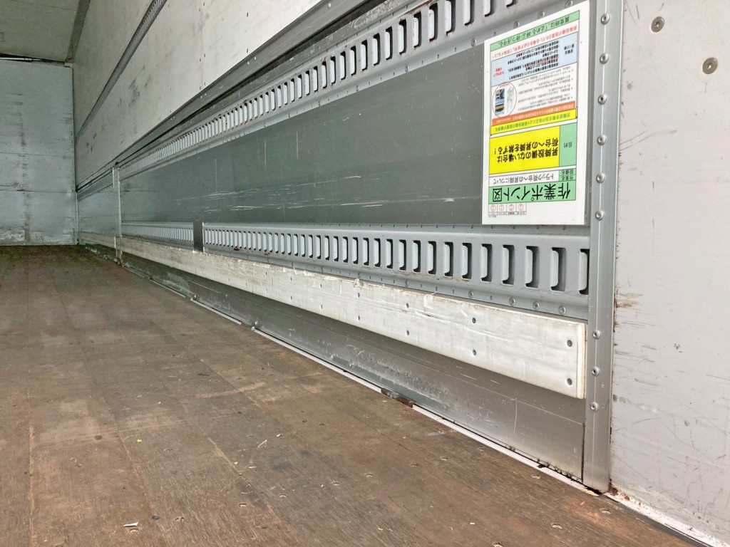 運転席側アオリ後方下部にヘコミがあります。|UDトラックス クオン 2PG-CG5CAの写真16