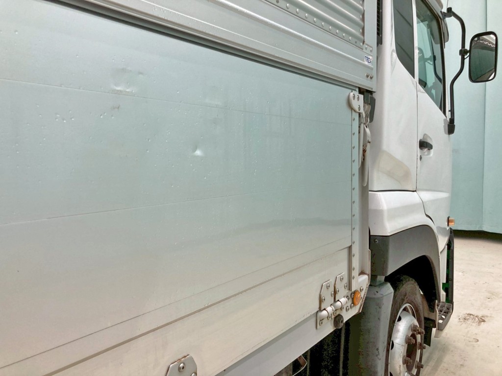運転席側アオリ前方にヘコミがあります。|UDトラックス クオン 2PG-CG5CAの写真29