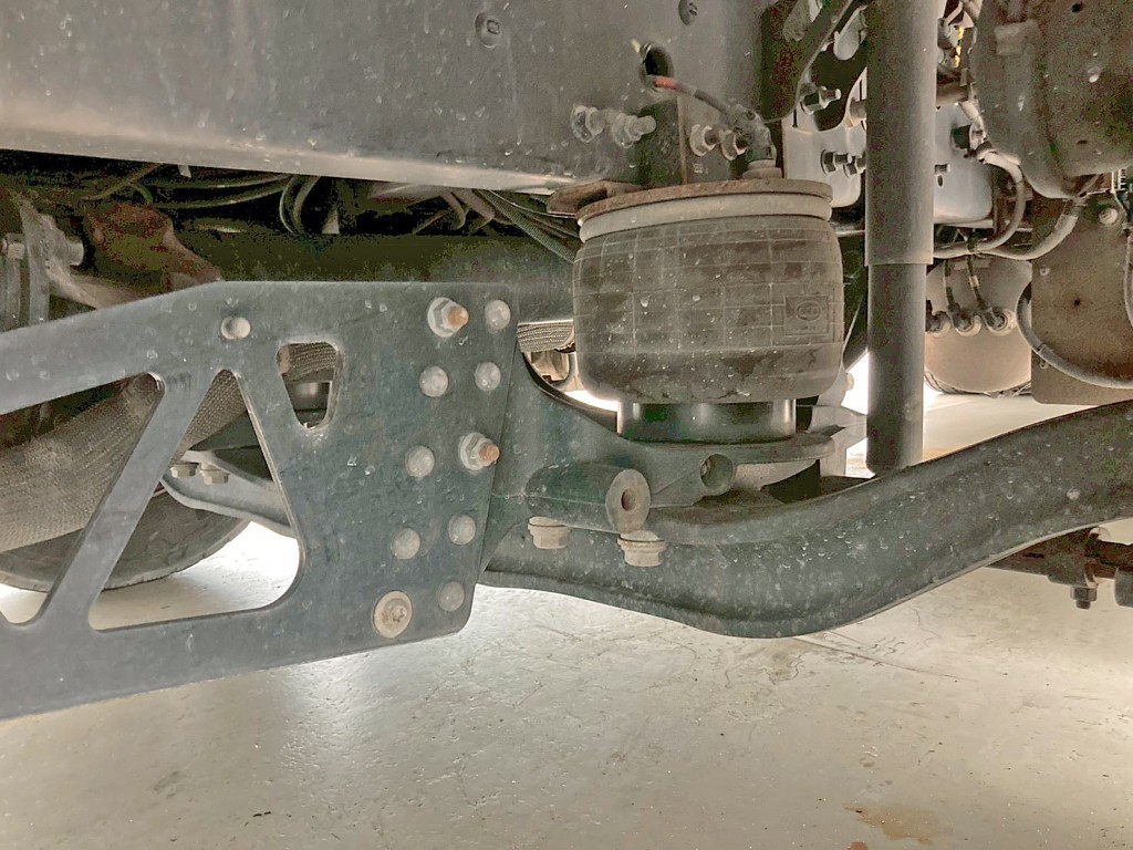 前輪もエアサスです。|UDトラックス クオン 2PG-CG5CEの写真7