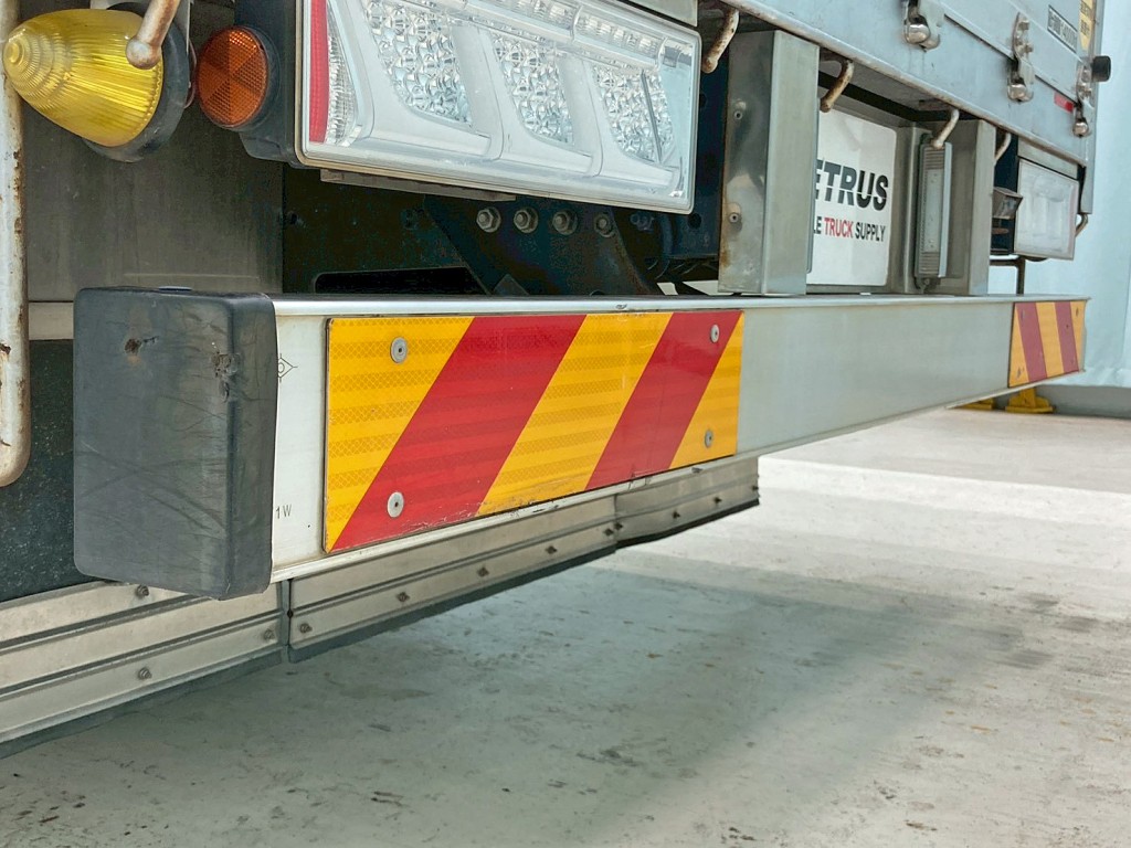 リヤバンパー助手席側カバーに割れがあります。|UDトラックス クオン 2PG-CG5CEの写真16