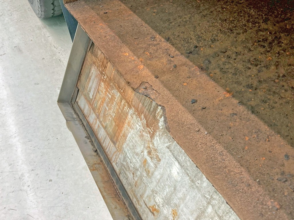 りん木入れ助手席側の入口に腐食・割れがあります。|UDトラックス クオン 2PG-CG5CEの写真20