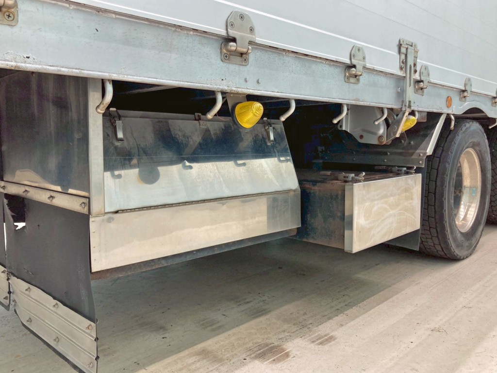 ボディー運転席側後方にステンレス製の工具箱が付いています。|UDトラックス クオン 2PG-CG5CEの写真21