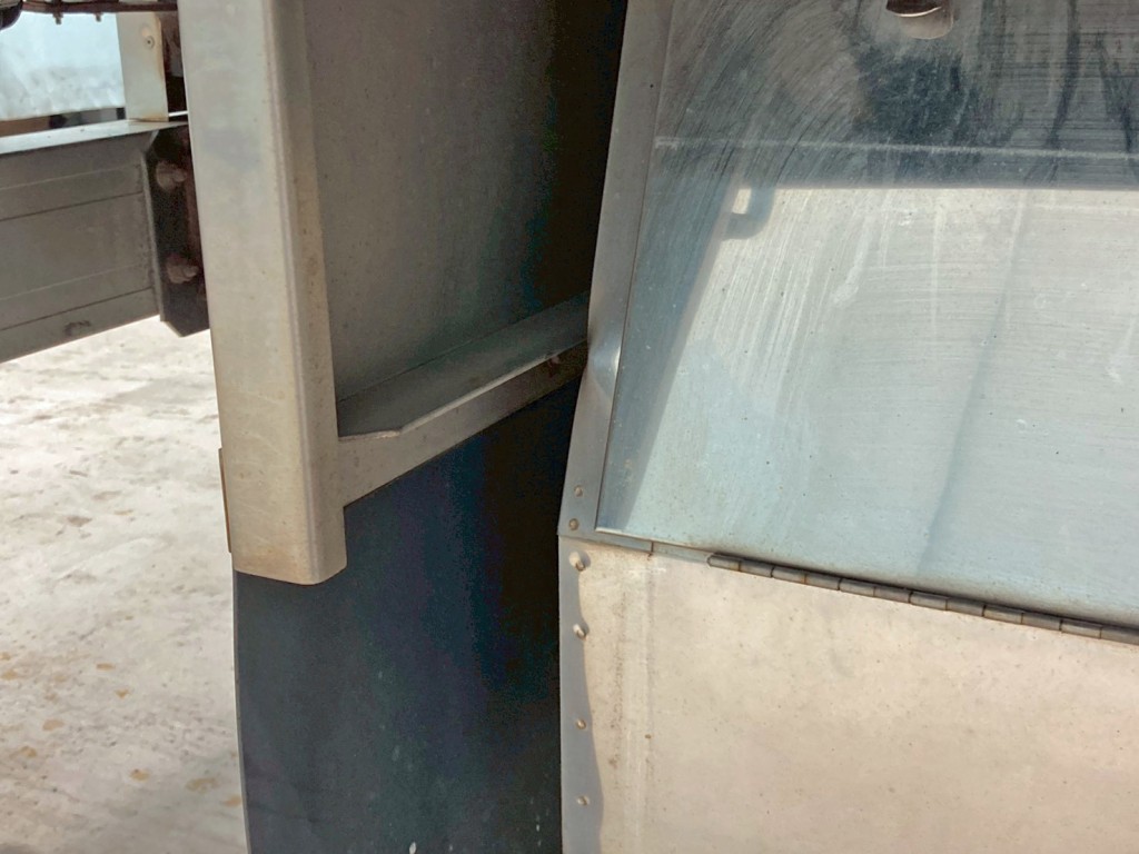 工具箱側面にヘコミがあります。|UDトラックス クオン 2PG-CG5CEの写真22