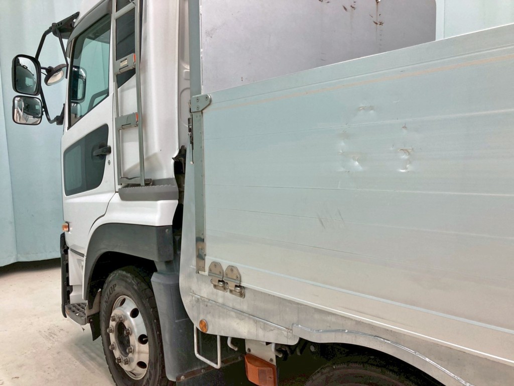 助手席側アオリ前方にヘコミがあります。|UDトラックス クオン 2PG-CG5CEの写真25