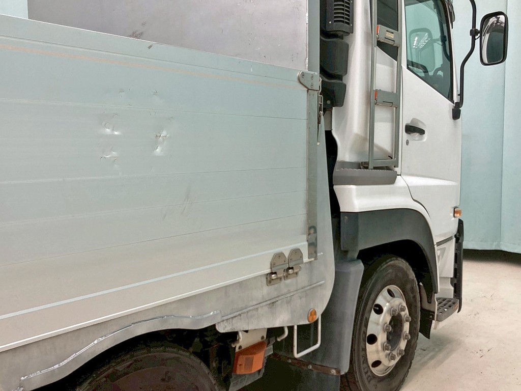 運転席側アオリ前方にヘコミがあります。|UDトラックス クオン 2PG-CG5CEの写真26
