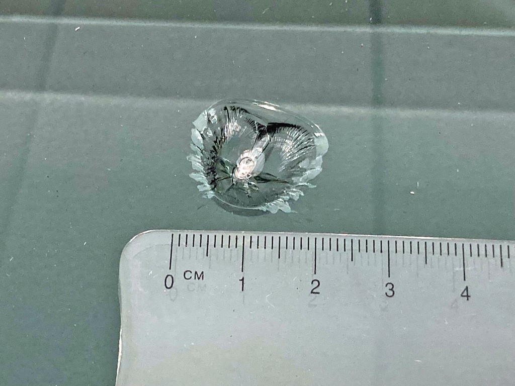 フロントガラス運転席側下部に飛び石跡があります。|UDトラックス クオン 2PG-CG5CEの写真31