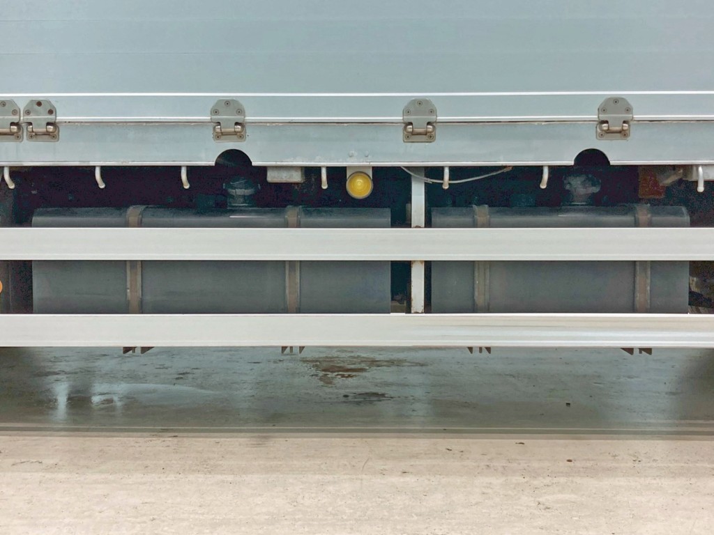 燃料タンクは300Lと200Lが付いています。|UDトラックス クオン 2PG-CG5CEの写真32