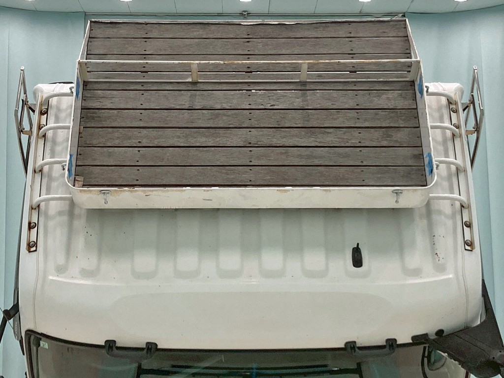 ルーフにシートデッキが付いています。|UDトラックス クオン 2PG-CG5CEの写真38