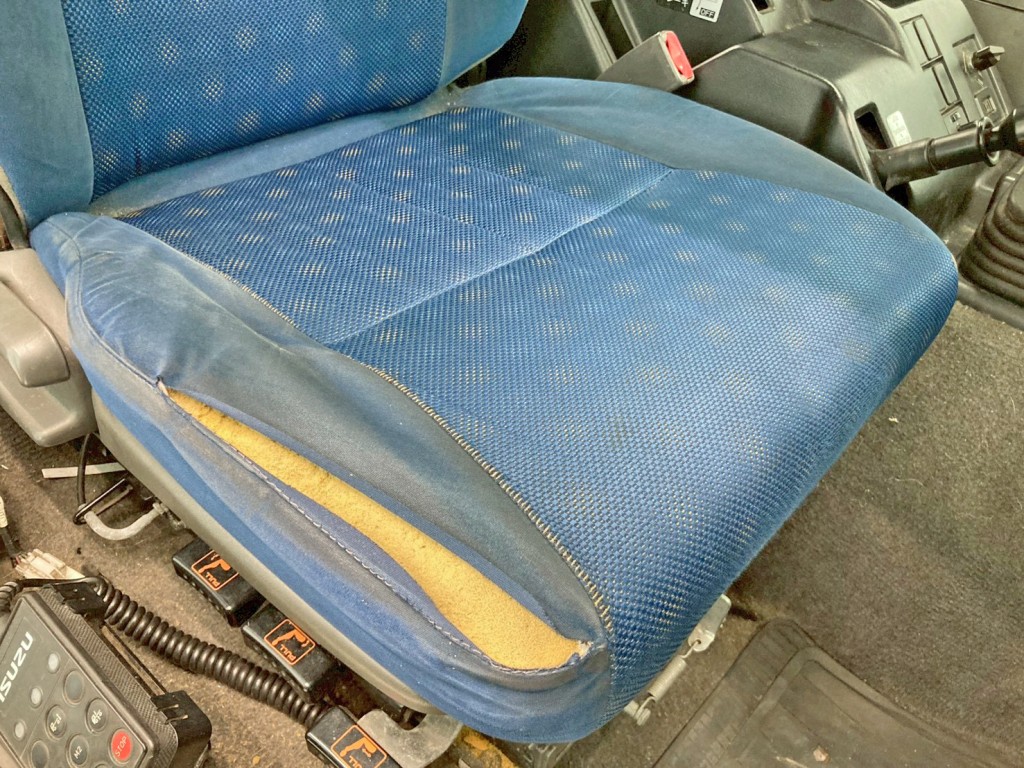 運転席座面にヘタリ・破れがあります。|いすゞ ギガ LKG-EXD77AG改の写真10