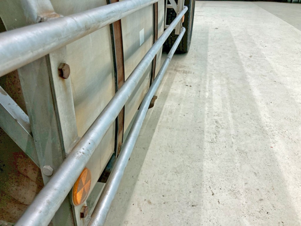 助手席側サイドバンパーに少々曲がりがあります。|いすゞ ギガ LKG-EXD77AG改の写真20