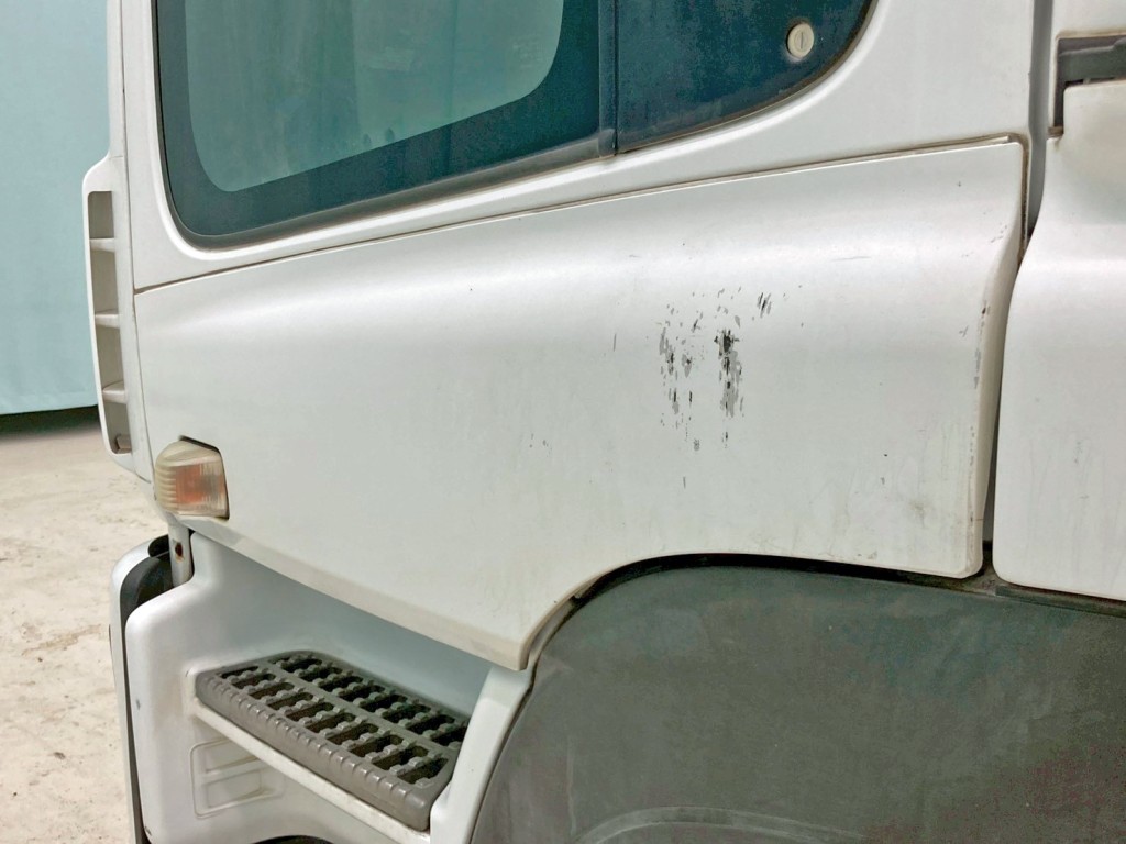 助手席ドアにキズがあります。|いすゞ ギガ LKG-EXD77AG改の写真21