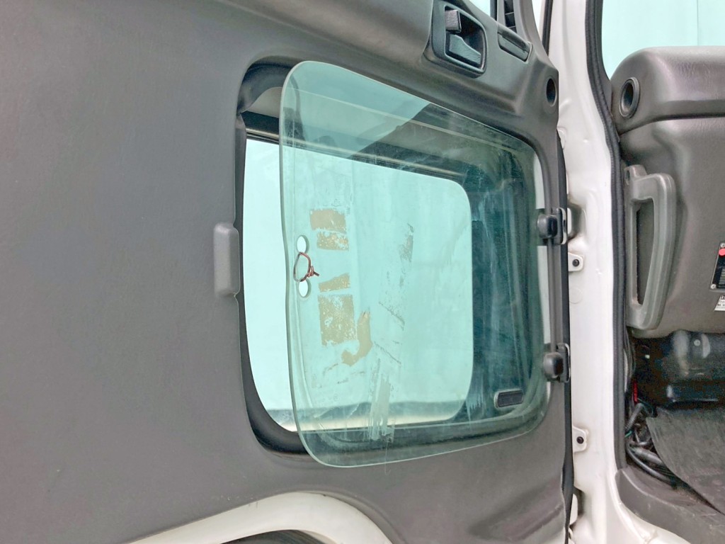 助手席ドアの窓のロックが欠品しています。|いすゞ ギガ LKG-EXD77AG改の写真22