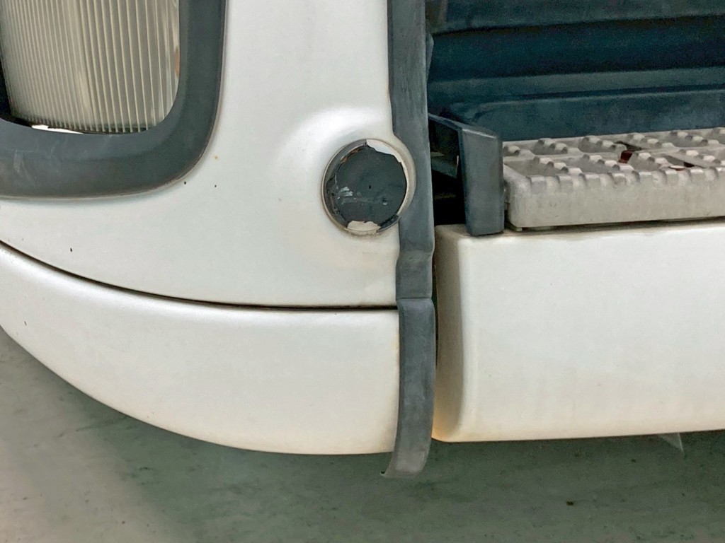 フロントバンパー助手席側の反射板が欠品しています。|いすゞ ギガ LKG-EXD77AG改の写真24