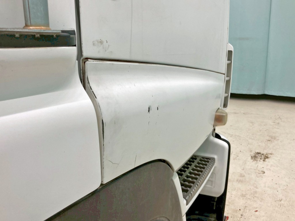 運転席ドアにキズがあります。|いすゞ ギガ LKG-EXD77AG改の写真25