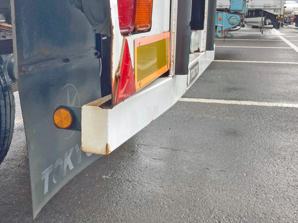 リヤバンパーの助手席側に曲がりがあります。|東急  FC12B8D2の写真13