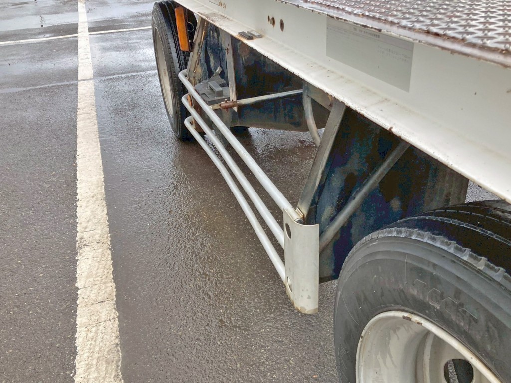 助手席側サイドバンパーに曲がりがあります。|東急  FC12B8D2の写真18