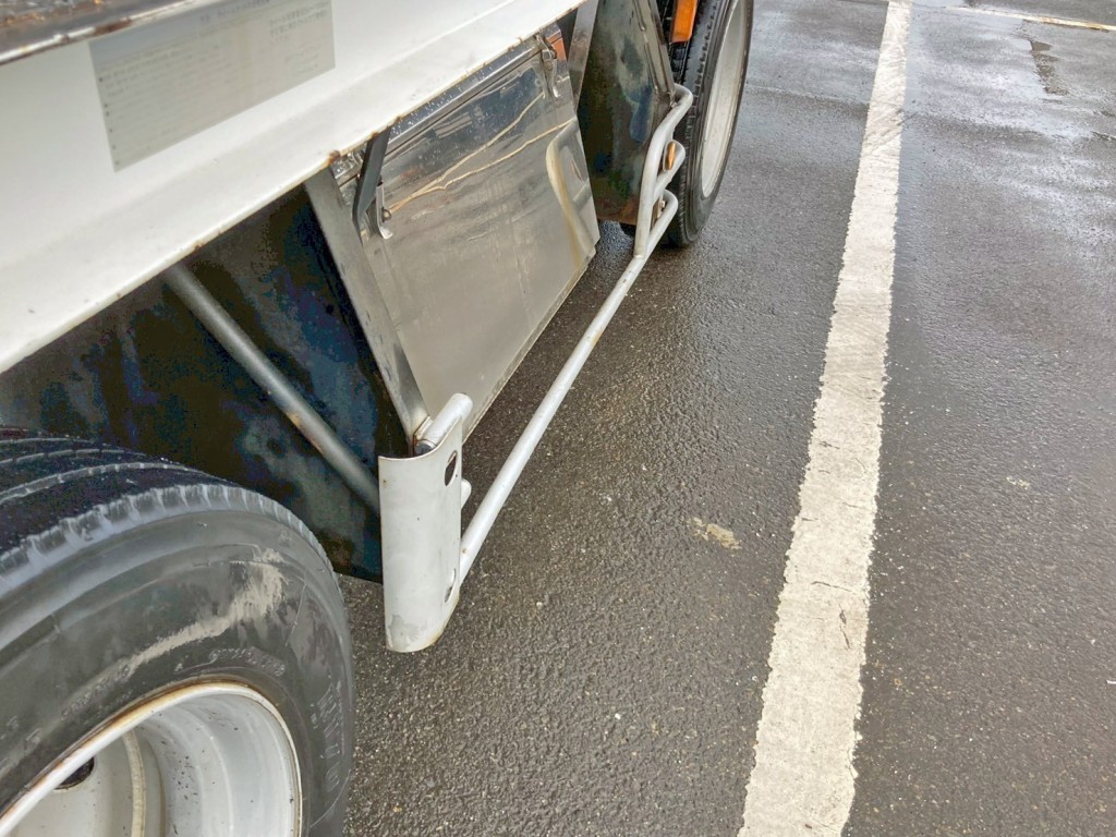 運転席側サイドバンパーに曲がりがあります。|東急 FC12B8D2の写真19