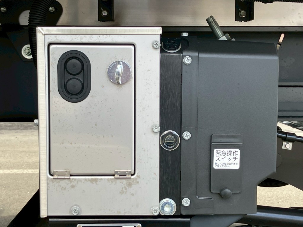 ゲートの昇降スイッチです。|日野 レンジャー 2KG-FE2ACGの写真15