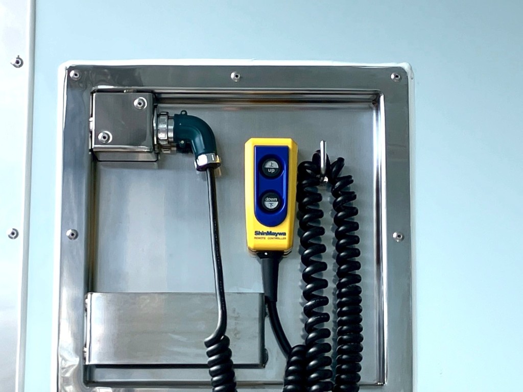 庫内にゲートのコントローラーがあります。|日野 レンジャー 2KG-FE2ACGの写真16