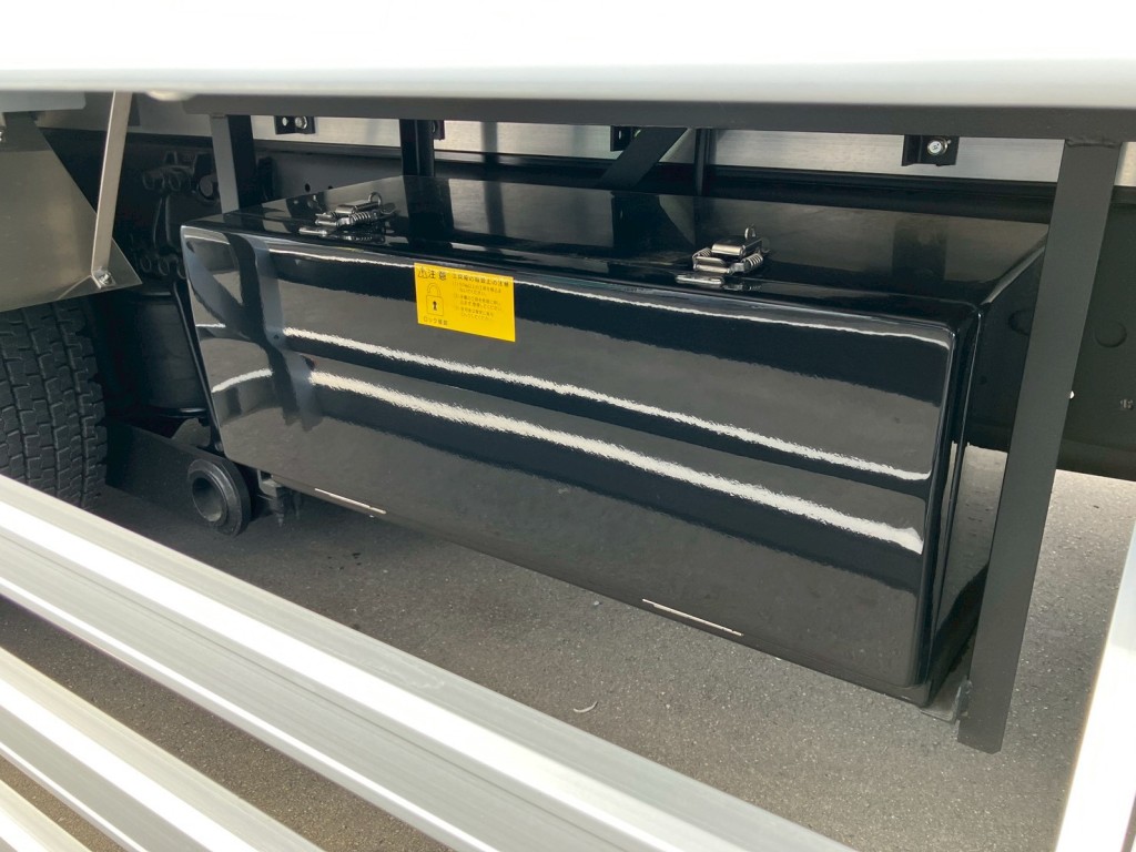 運転席側に工具箱がついています。|日野 レンジャー 2KG-FE2ACGの写真23