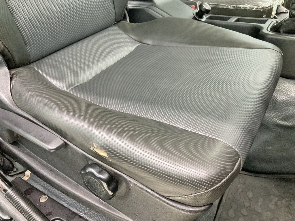 運転席座面にヘタリ・破れがあります。|三菱 ファイター 2KG-FK72FZの写真8