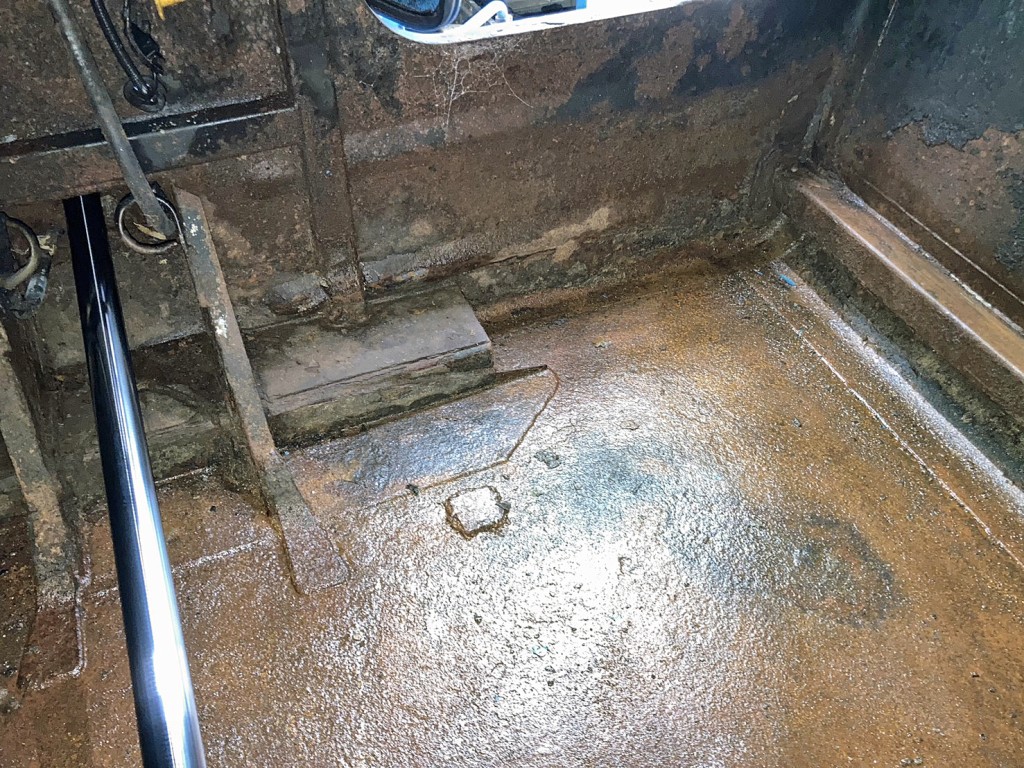 床板前方運転席側にパッチ当て箇所があります。|三菱 ファイター 2KG-FK72FZの写真16