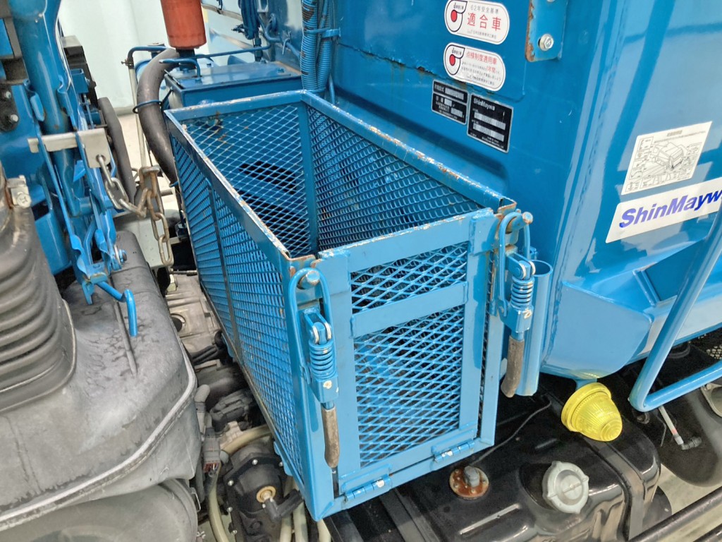 タンク助手席側前方に物入れが付いています。|三菱 ファイター 2KG-FK72FZの写真27