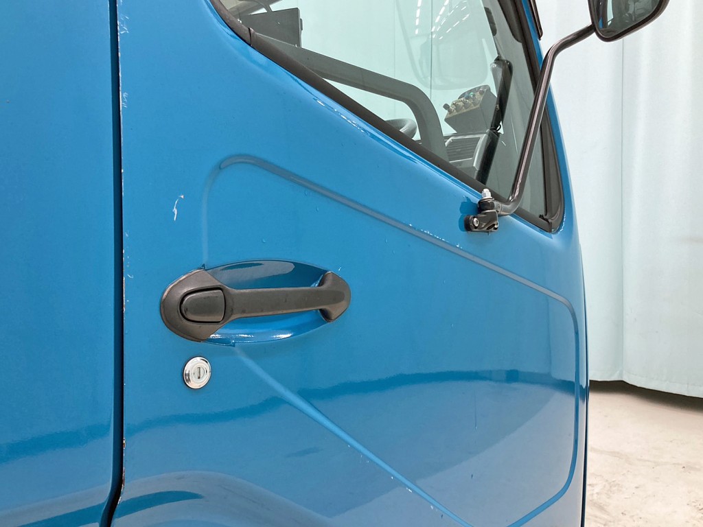 運転席ドアの所々にキズがあります。|三菱 ファイター 2KG-FK72FZの写真36