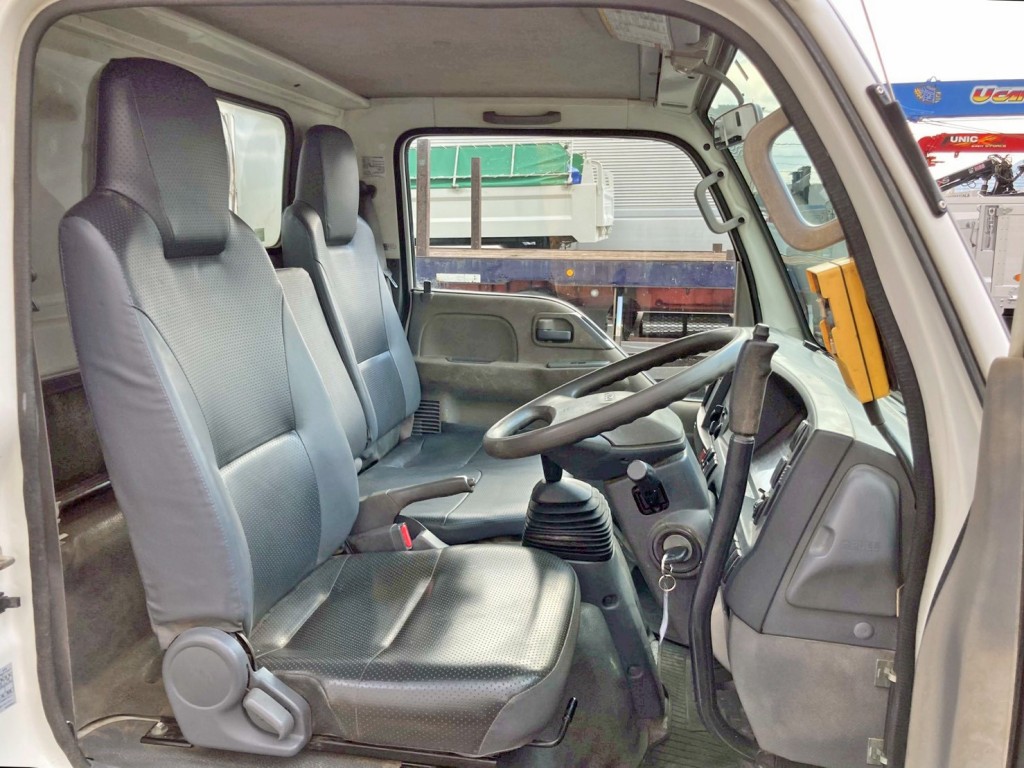 乗車定員は3名です。|いすゞ エルフ TPG-NKR85AN(2WD)の写真9