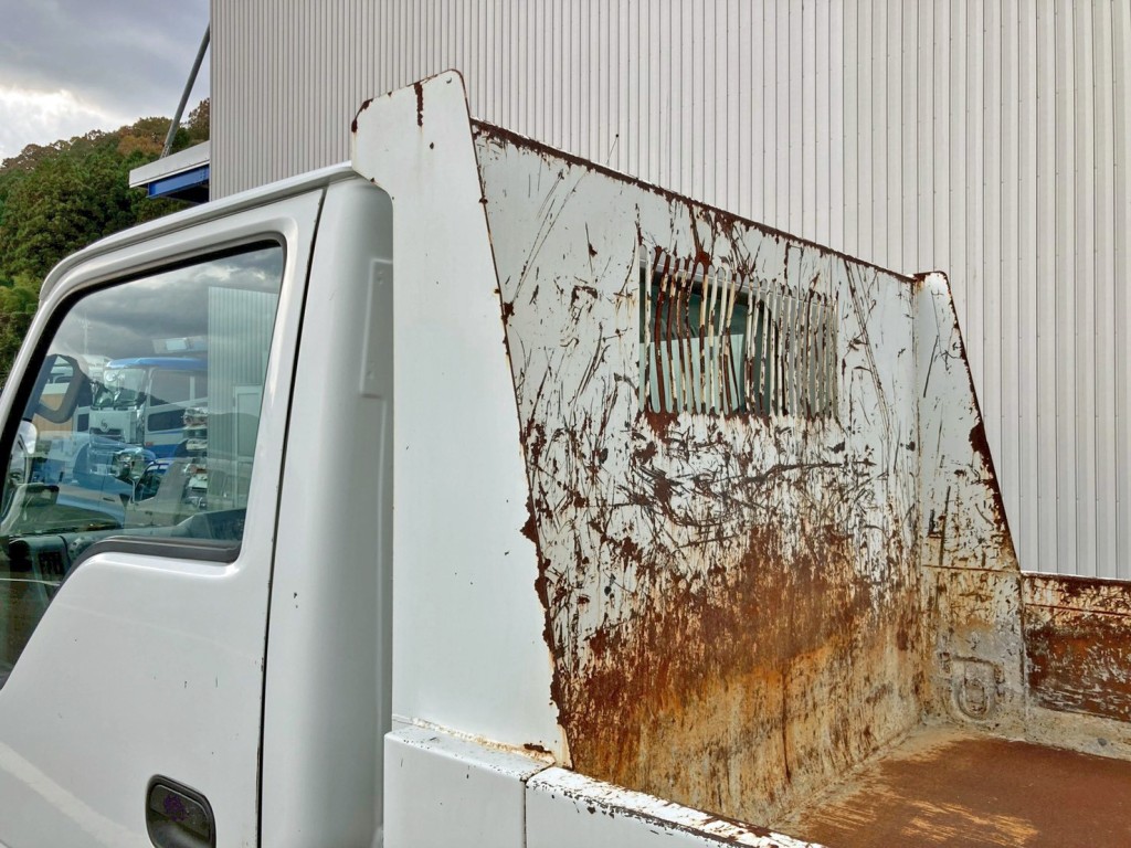 プロテクター助手席側にキズ・サビがあります。|いすゞ エルフ TPG-NKR85AN(2WD)の写真13
