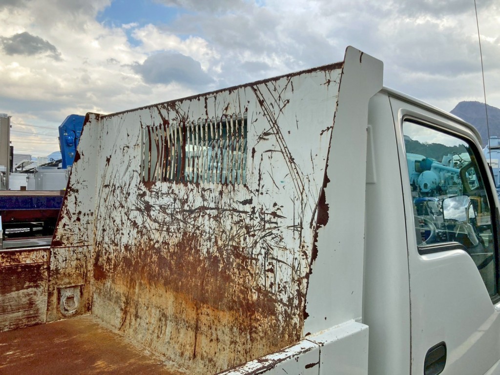 プロテクター運転席側にキズ・サビがあります。|いすゞ エルフ TPG-NKR85AN(2WD)の写真14