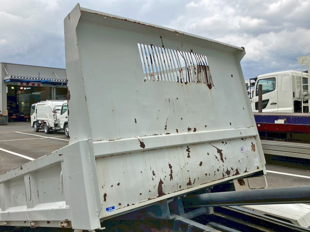 前壁の所々にサビがあります。|いすゞ エルフ TPG-NKR85AN(2WD)の写真15