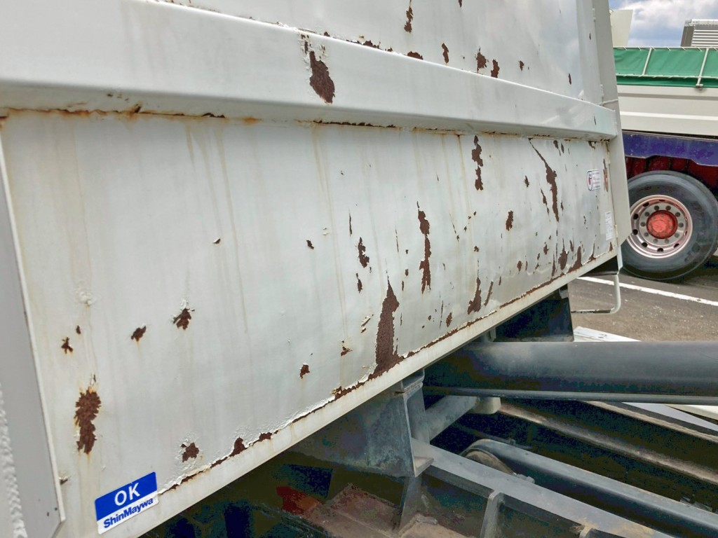 前壁中央下部に膨らみがあります。|いすゞ エルフ TPG-NKR85AN(2WD)の写真16