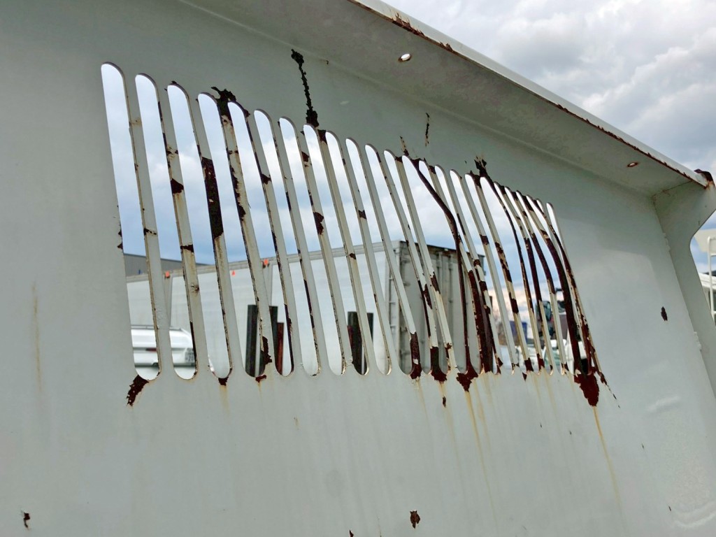 プロテクター格子に曲がり・サビがあります。|いすゞ エルフ TPG-NKR85AN(2WD)の写真17