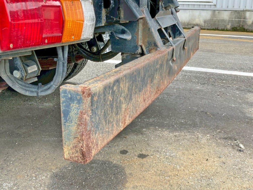 リヤバンパー助手席側にヘコミ・曲がりがあります。|いすゞ エルフ TPG-NKR85AN(2WD)の写真30