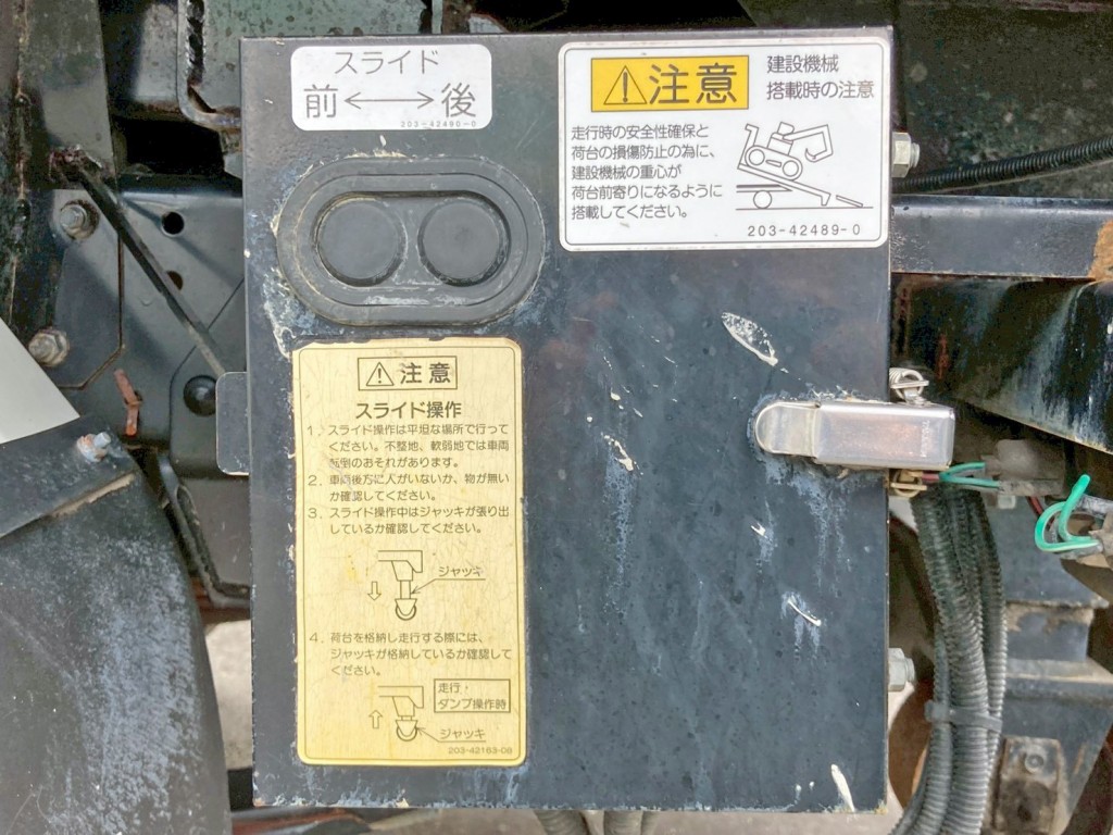 ボディースライドの操作スイッチです。|いすゞ エルフ TPG-NKR85AN(2WD)の写真32