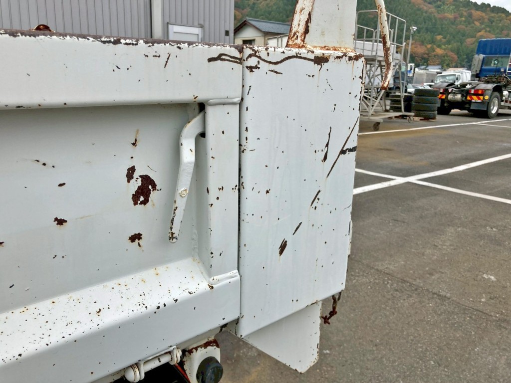 助手席側アオリの所々にサビがあります。(後方)|いすゞ エルフ TPG-NKR85AN(2WD)の写真34