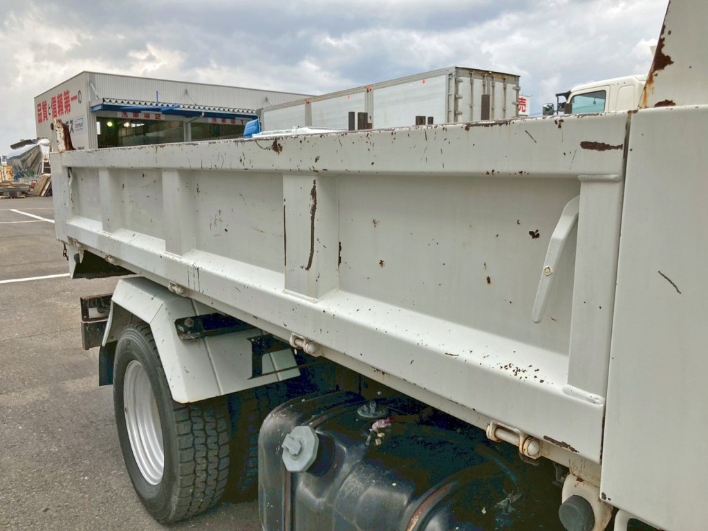 運転席側アオリの所々にサビがあります。(前方)|いすゞ エルフ TPG-NKR85AN(2WD)の写真35