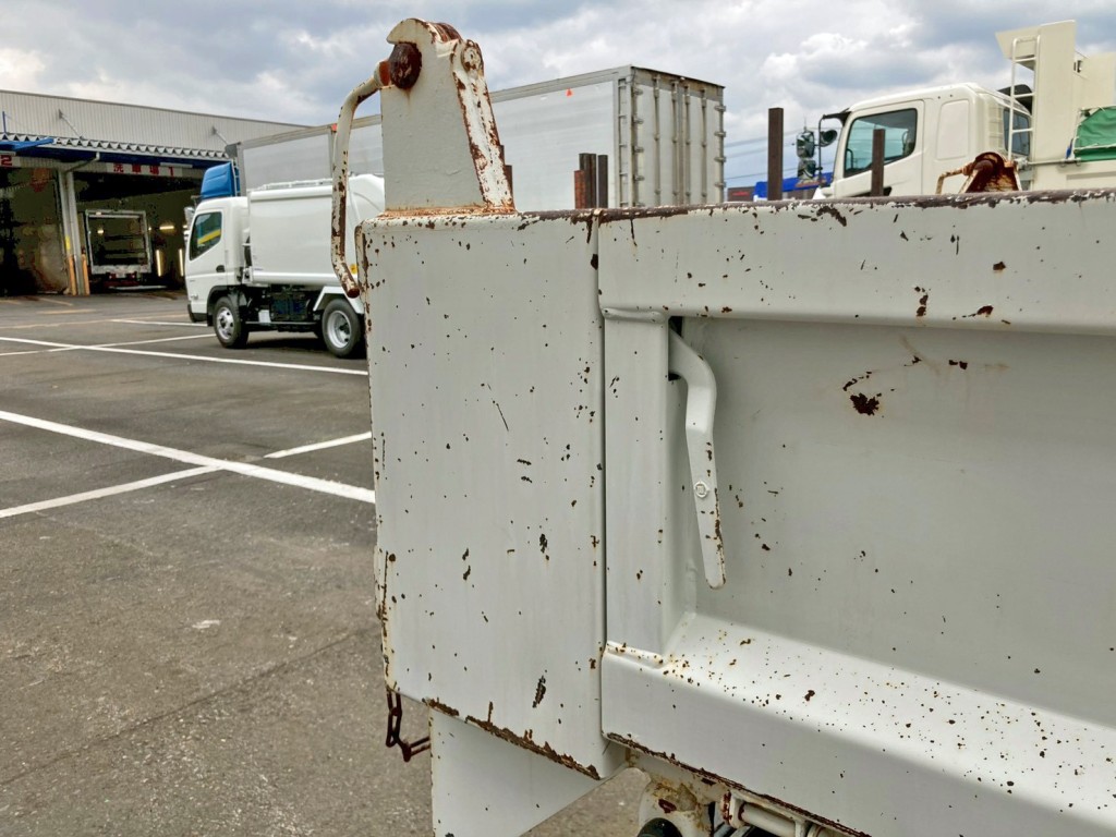 運転席側アオリの所々にサビがあります。(後方)|いすゞ エルフ TPG-NKR85AN(2WD)の写真36