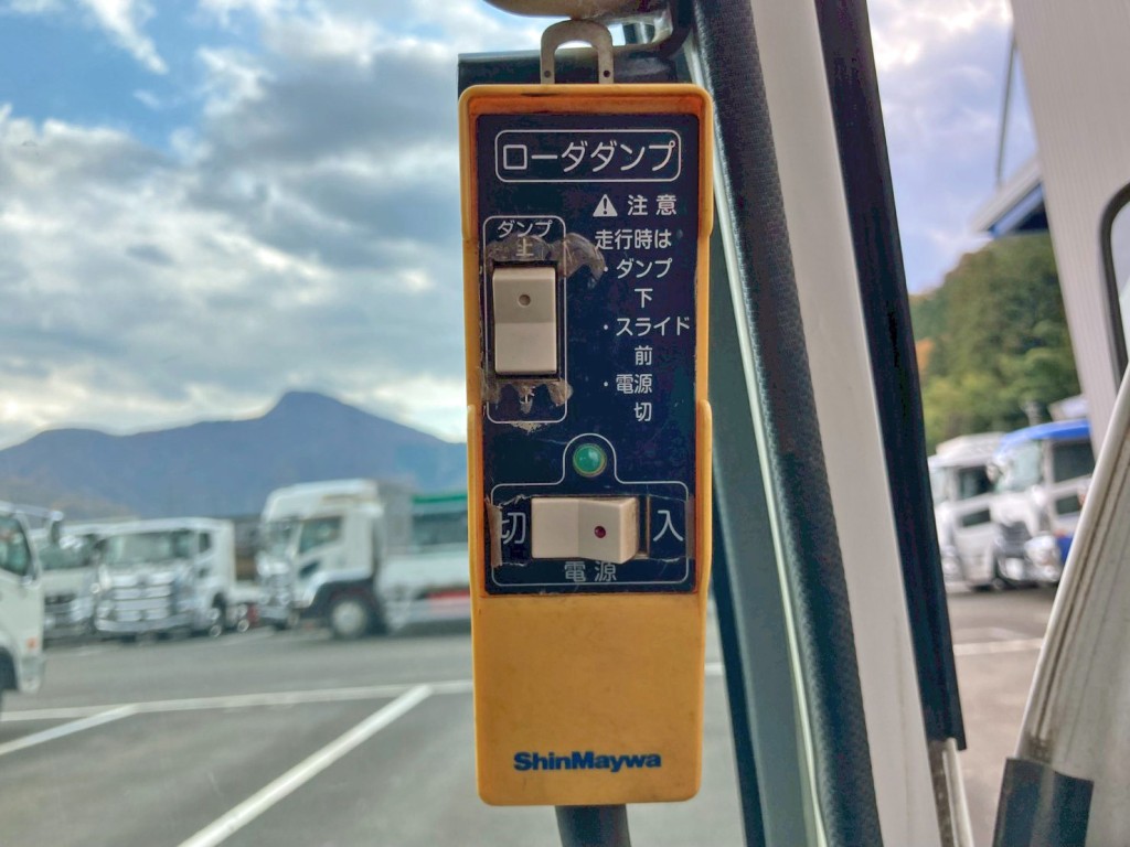 ダンプアップの操作スイッチです。|いすゞ エルフ TPG-NKR85AN(2WD)の写真42