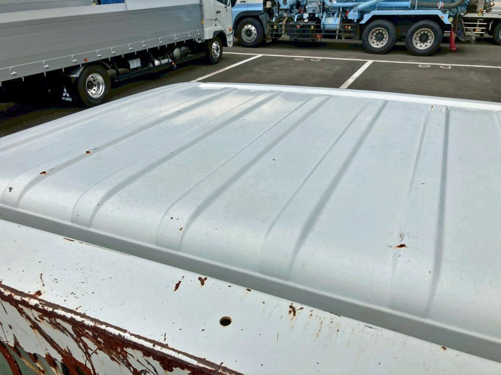 ルーフ後方に小さなキズ・サビがあります。|いすゞ エルフ TPG-NKR85AN(2WD)の写真46