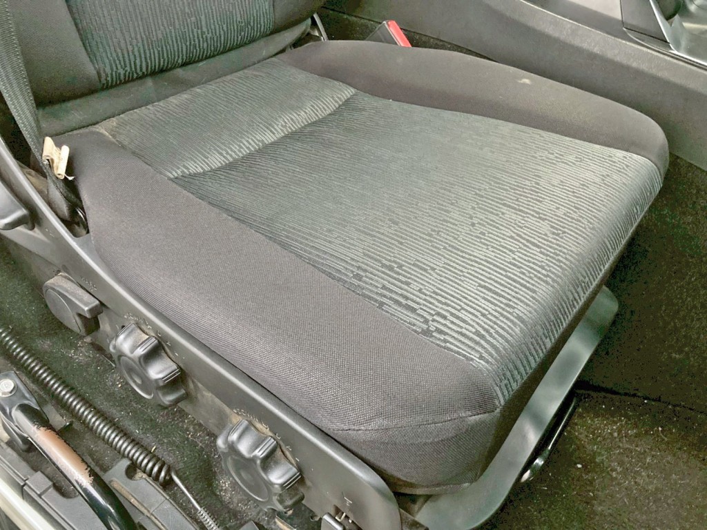 運転席座面にヘタリがあります。|三菱 スーパーグレート 2PG-FP74HERの写真9