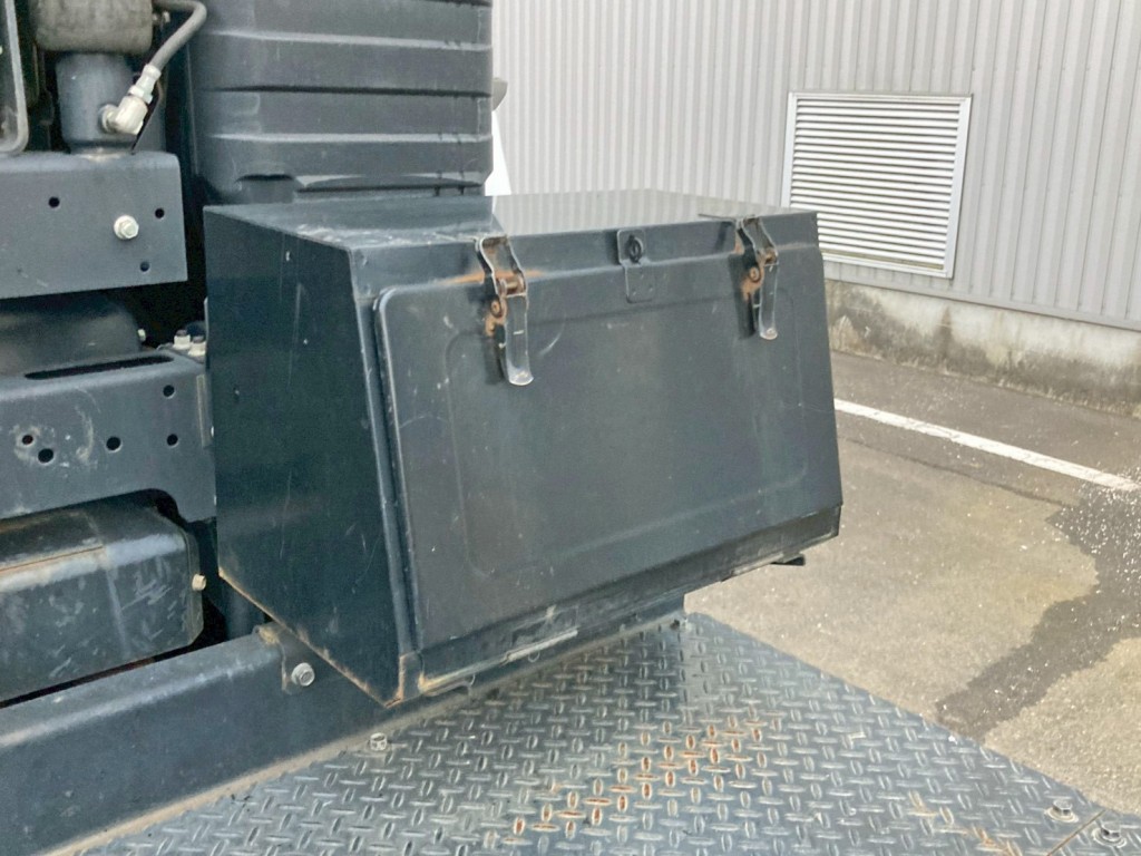 踊り場前方運転席側に工具箱が付いています。|三菱 スーパーグレート 2PG-FP74HERの写真11