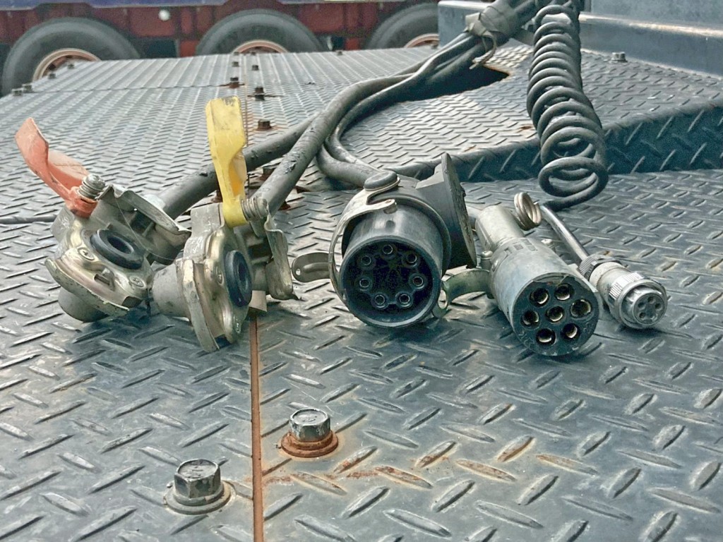 接続コネクター類です。|三菱 スーパーグレート 2PG-FP74HERの写真12