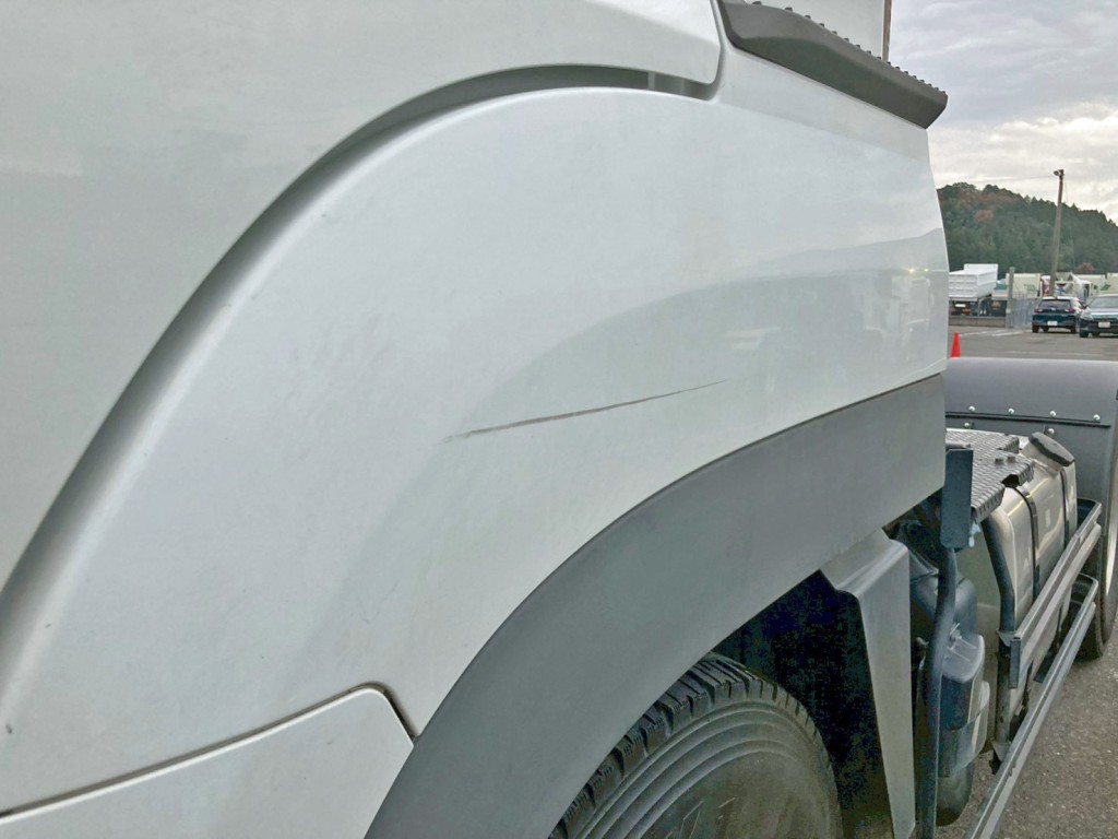 助手席側フロントフェンダーにスリキズがあります。|三菱 スーパーグレート 2PG-FP74HERの写真17