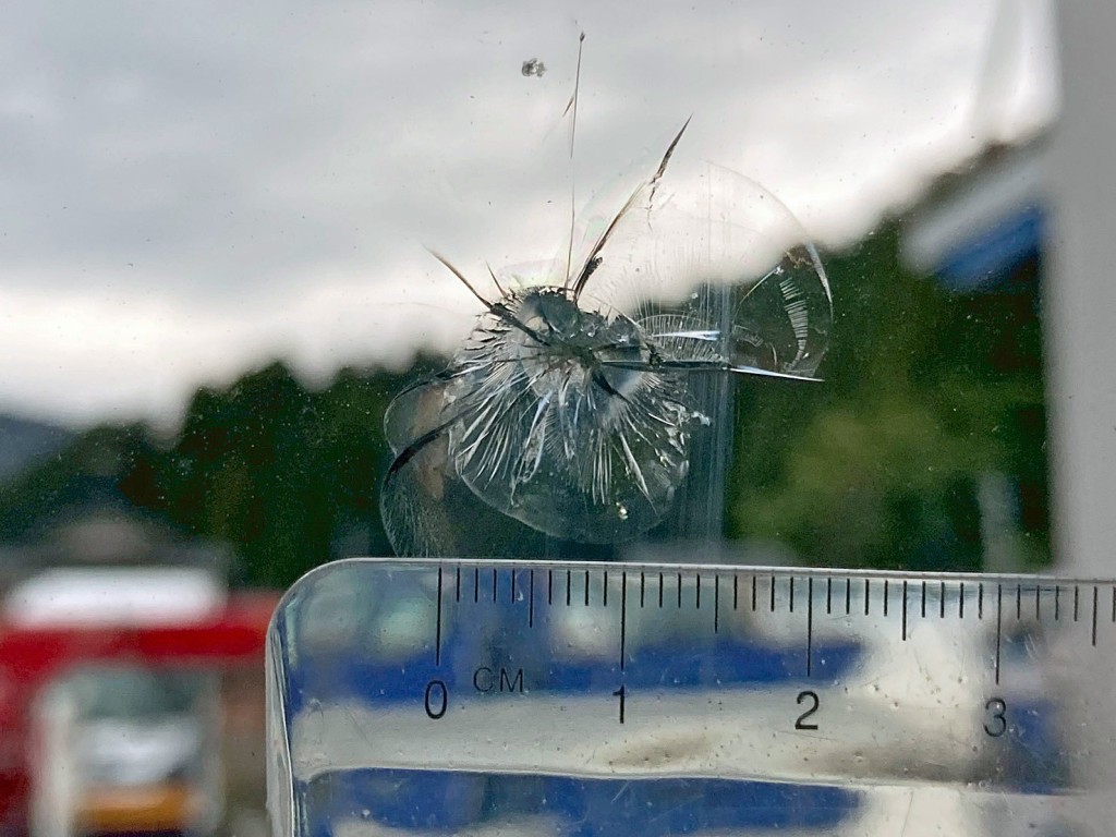 フロントガラスの運転席側上部に飛び石跡があります。|三菱 スーパーグレート 2PG-FP74HERの写真18