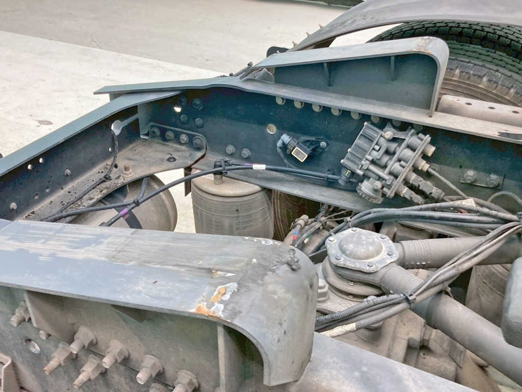 運転席側カプラガイドにキズがあります。|UDトラックス クオン 2PG-GK5AABの写真9